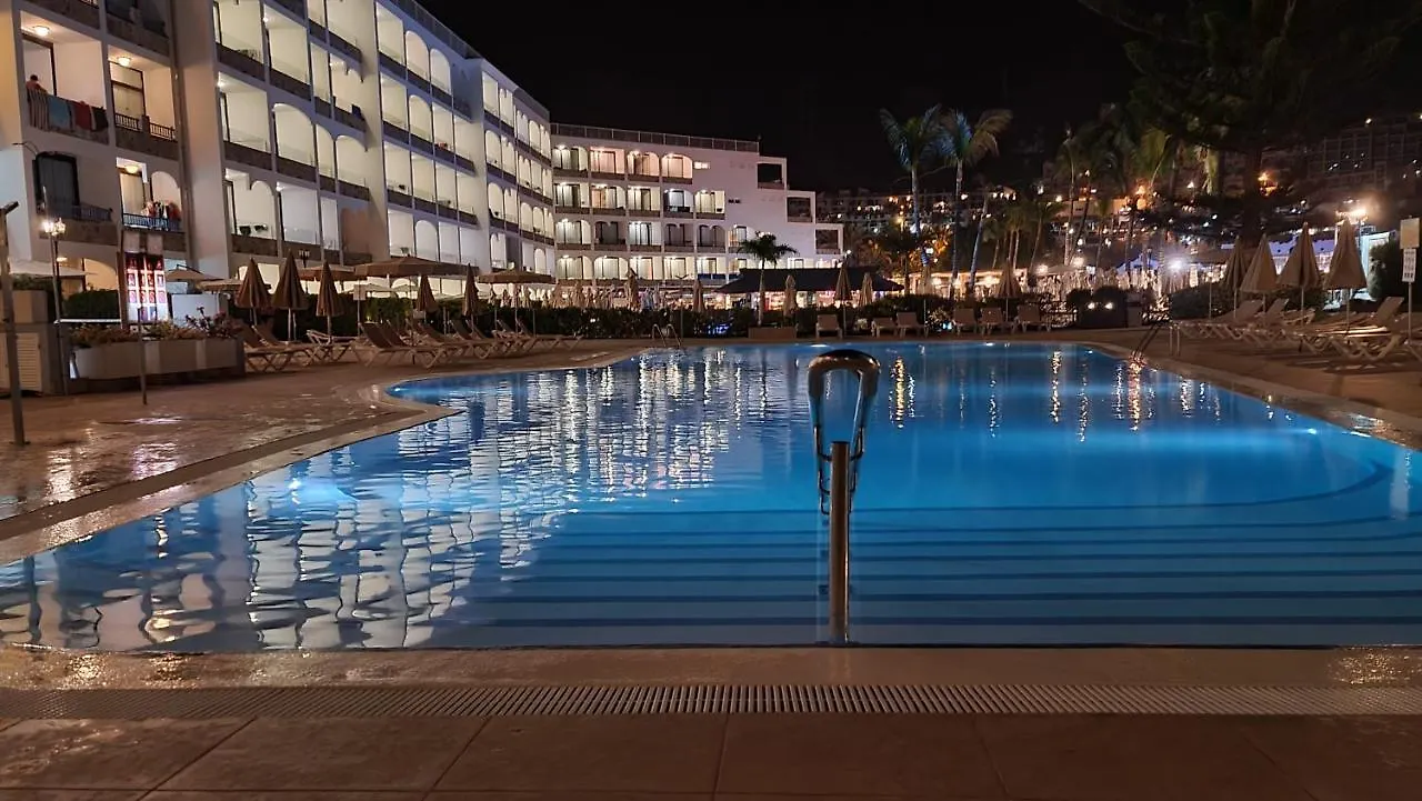 Ocean Breeze Oasis: Deluxe Beachfront Retreat with Stunning Views Playa Del Cura  Apartment