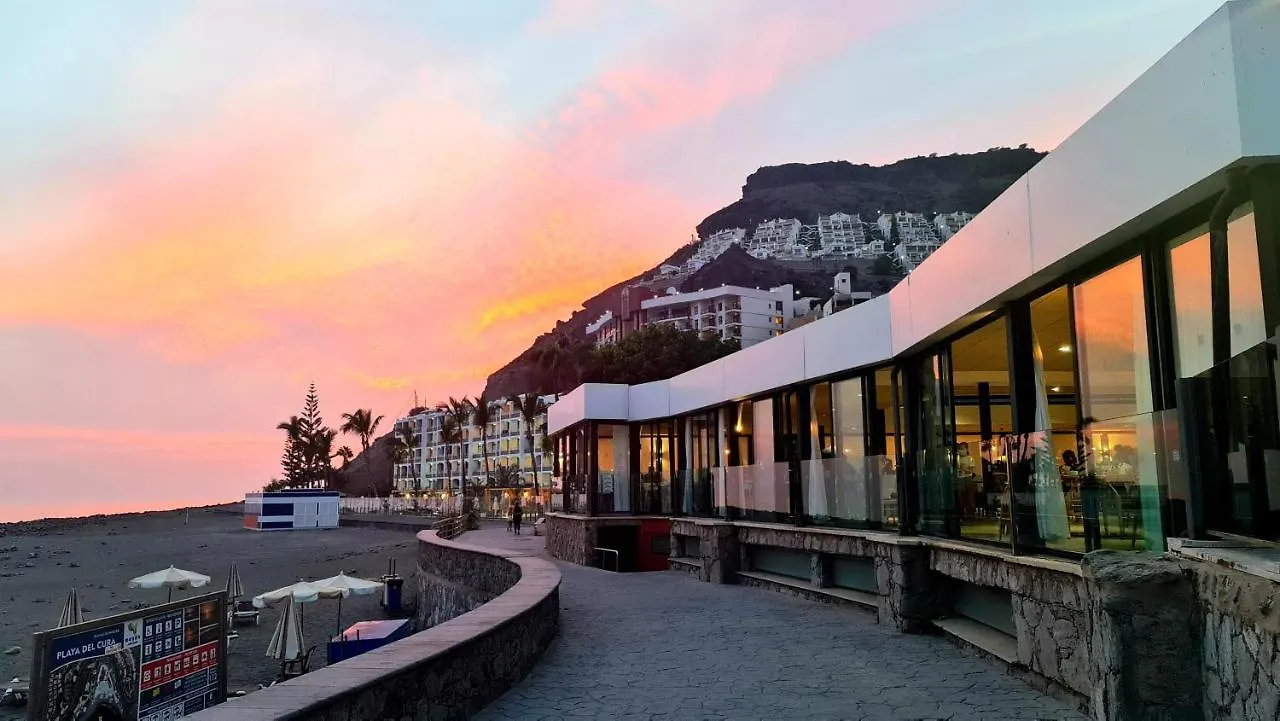 Ocean Breeze Oasis: Deluxe Beachfront Retreat with Stunning Views Playa Del Cura  Apartment Playa Del Cura (Gran Canaria)