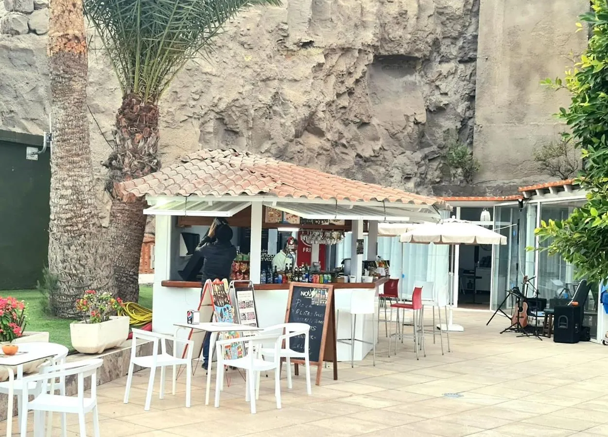 Apartment Ocean Breeze Oasis: Deluxe Beachfront Retreat with Stunning Views Playa Del Cura