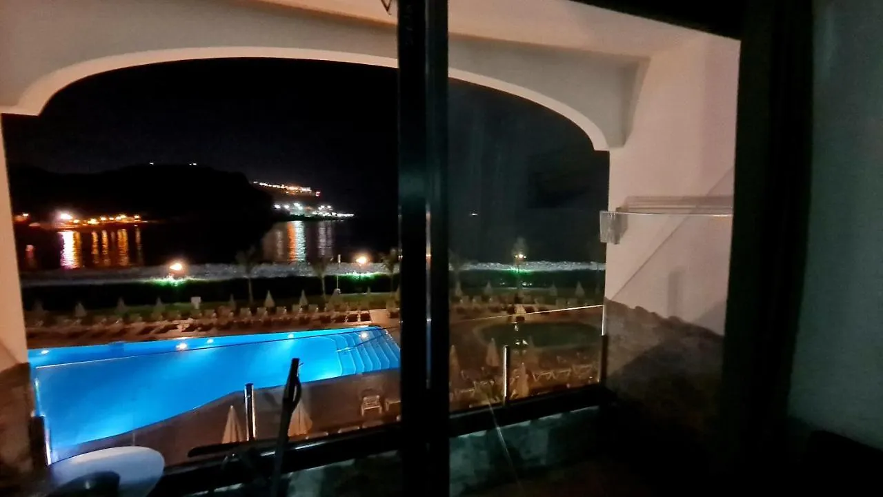 Ocean Breeze Oasis: Deluxe Beachfront Retreat with Stunning Views Playa Del Cura