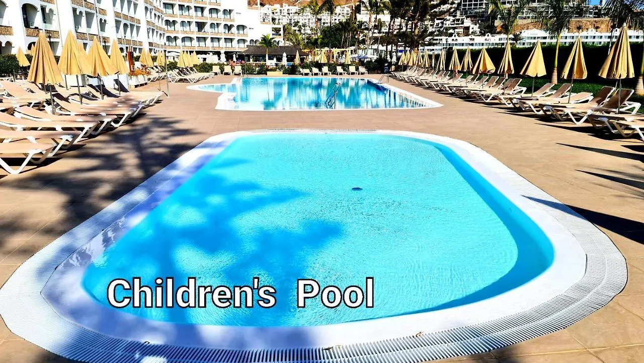 Apartment Ocean Breeze Oasis: Deluxe Beachfront Retreat with Stunning Views Playa Del Cura  Spain