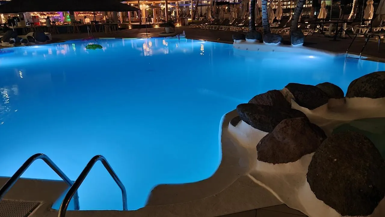 Apartment Oceanfront Deluxe-45M, 2 Big Pools,2Aircondition, 2Tv-65